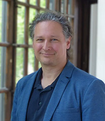 Mario Benedetti, Geschäftsführer